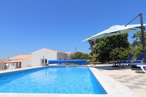 A swimming pool with a checkered floor, lounge chairs, and umbrellas. - Casa Susanne Country House with Private Pool, Wi-Fi, and Air Conditioning (Tunes)