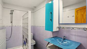 Douche, serviettes fournies