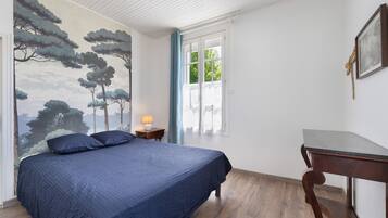 Tabla de planchar con plancha, wifi y ropa de cama
