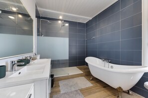 Ducha, secador de pelo, toallas