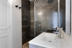 Shower, hair dryer, towels - La Villa du Bonheur – Holiday Home with Jacuzzi (L'Aiguillon-la-Presqu'ile)