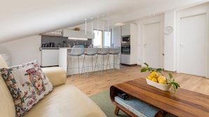 Un apartamento moderno con cocina, comedor y sala de estar.