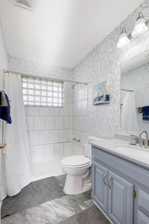 Douche, sèche-cheveux, serviettes fournies, savon