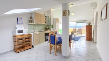 Coffee/tea maker, fridge, microwave, oven