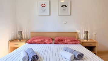 2 bedrooms, iron/ironing board, WiFi, bed sheets