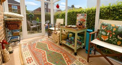 Charming 2BR Cottage in the Heart of Lyndhurst | Parking & Garden