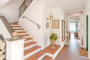 A staircase with a handrail, a potted plant, and a framed picture on the wall. - Holiday Home 'Alexandra' with Sea View, Wi-Fi and Air Conditioning (Vico Equense)