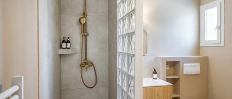 Shower, hair dryer, towels