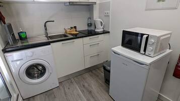 Refrigerador, microondas, parrilla de estufa y tetera eléctrica
