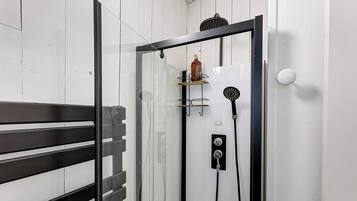 Dusj, hårføner og håndklær