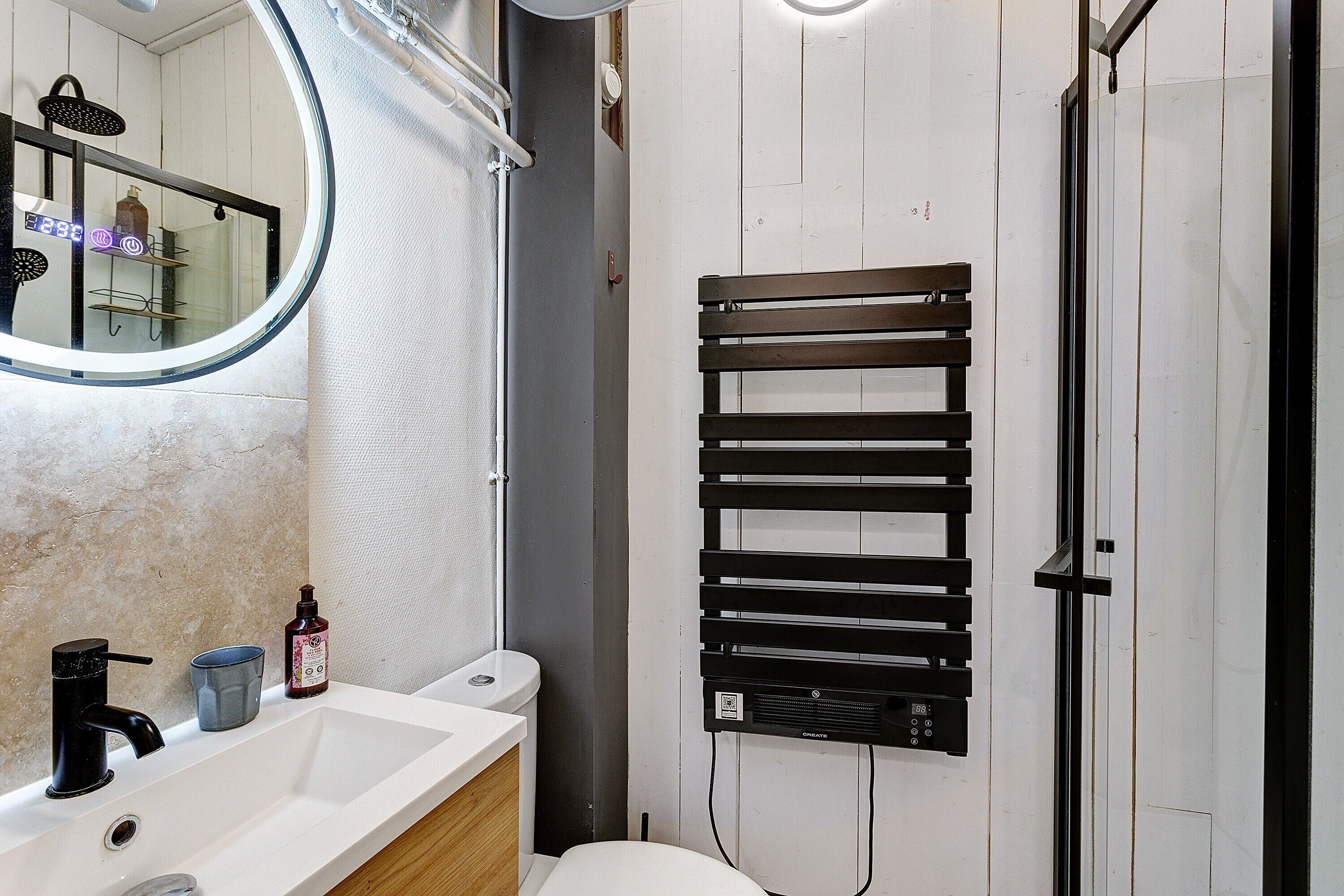 Een douche, een haardroger, handdoeken