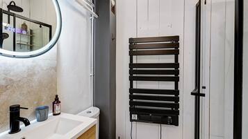 Een douche, een haardroger, handdoeken