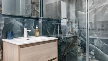 Douche, sèche-cheveux