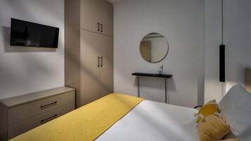 Tabla de planchar con plancha, wifi y ropa de cama