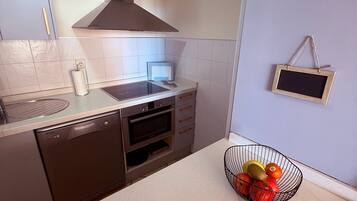 Frigorífico, horno, placa de cocina y lavavajillas