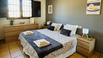 Iron/ironing board, WiFi, bed sheets