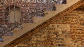 A stone wall with a brick archway and a wooden beam. - Room 'Stanza S20' with Wi-Fi and Air Conditioning (Verona)