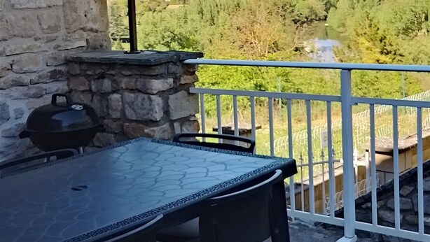 Outdoor dining - Le gite de L' Alauzet – Charming Stone House with Panoramic Tarn Views (Paulhe)