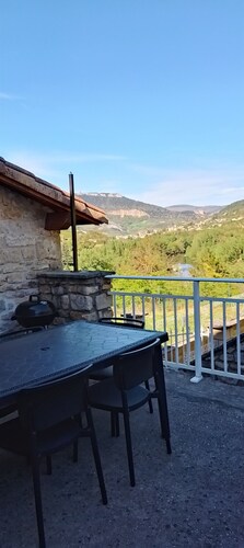 Le gite de L' Alauzet – Charming Stone House with Panoramic Tarn Views
