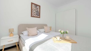 Una camera da letto con un letto, comodini, abat-jour e un quadro incorniciato.