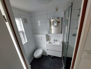 House | Bathroom - Holiday Home in Dordrecht With Terrace (Dordrecht)