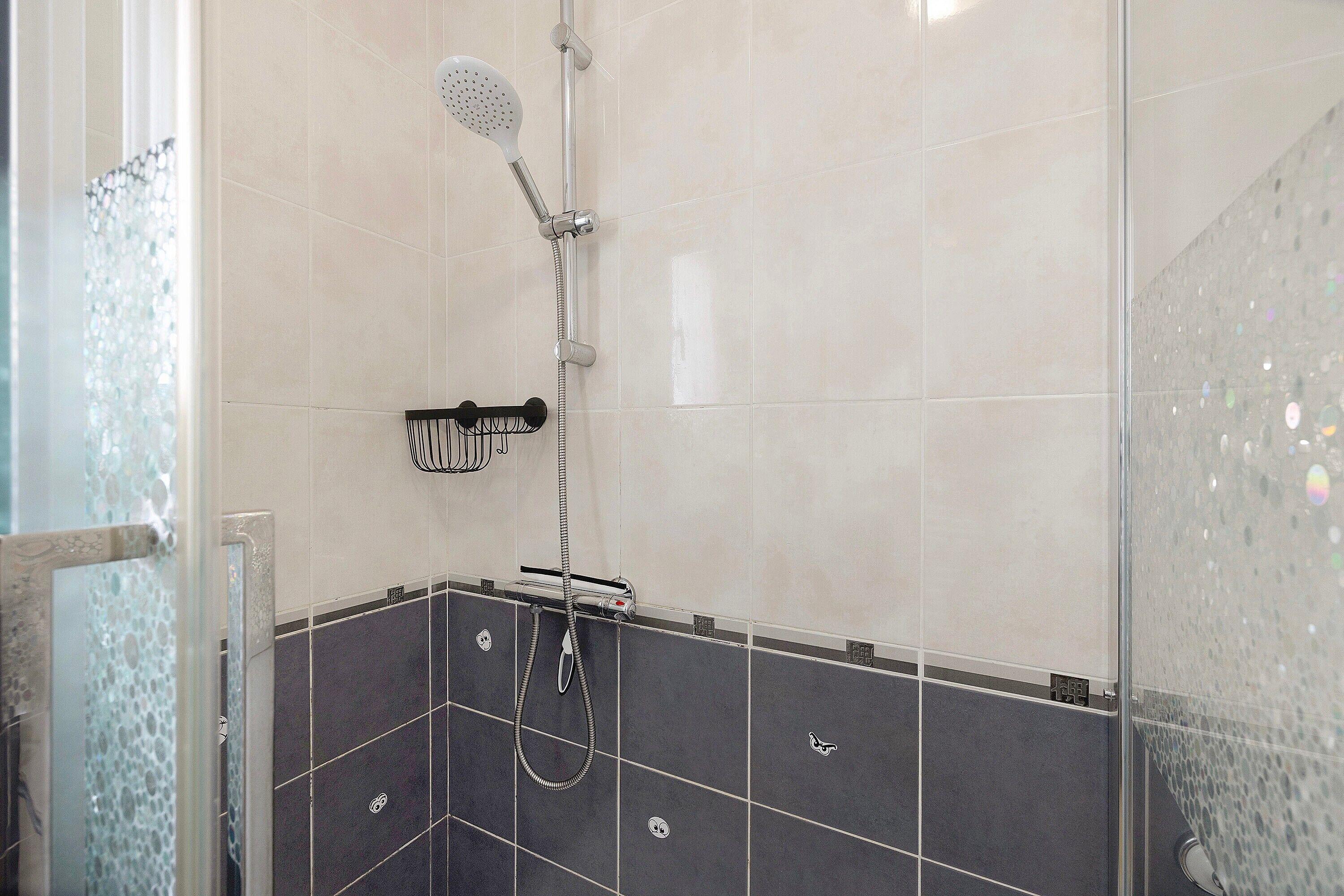 Douche, sèche-cheveux, serviettes fournies