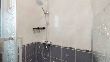 Douche, sèche-cheveux, serviettes fournies