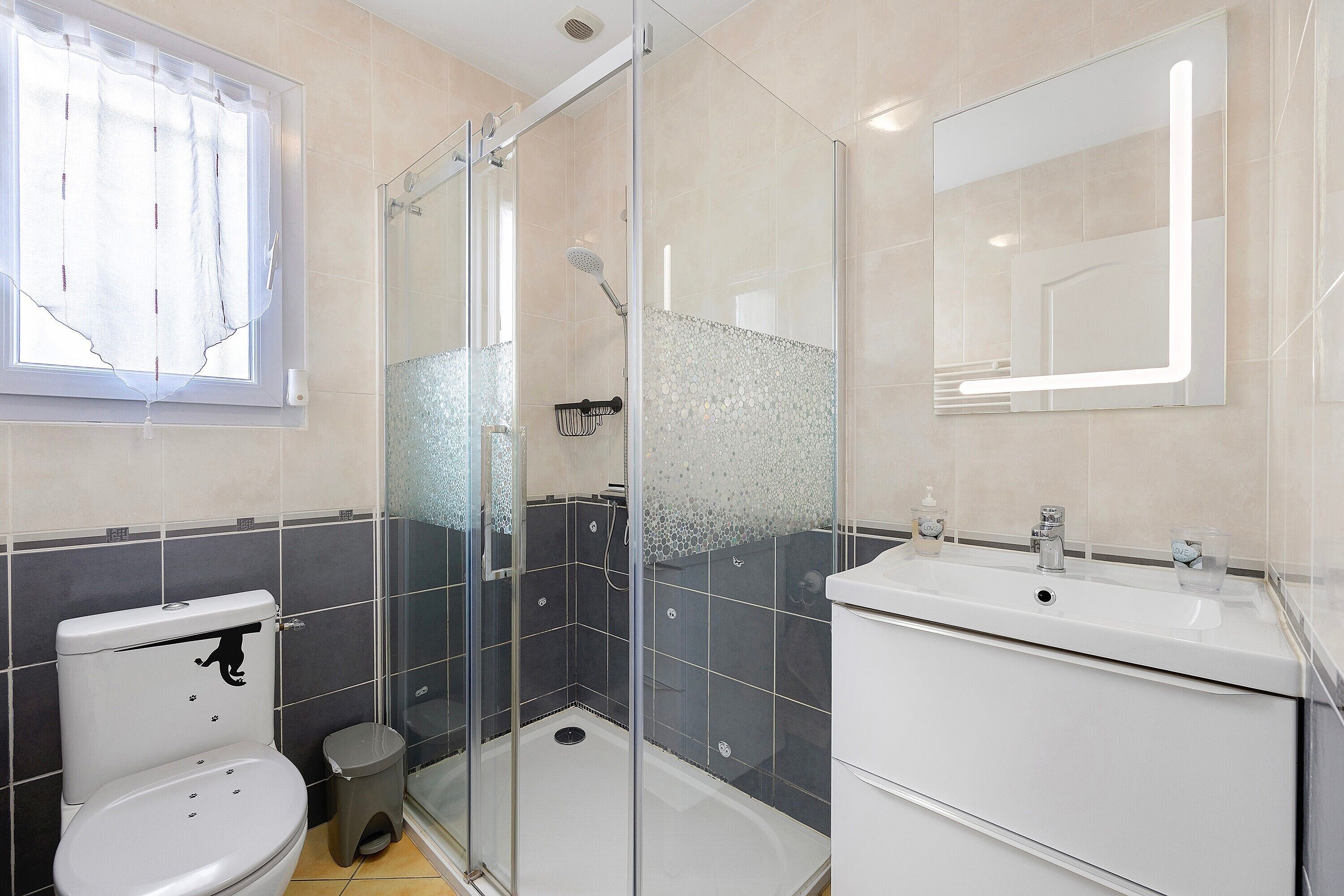 Een douche, een haardroger, handdoeken