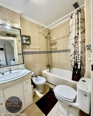Bathroom - Apartment 'Casa Sol Mar Menor' with Shared Pool, Balcony and Wi-Fi (Los Nietos)