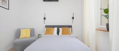 Iron/ironing board, travel cot, WiFi, bed sheets