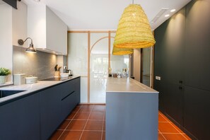 Private kitchen - Villa 'Pastora' with Sea Views, Wi-Fi, and Air Conditioning (Llafranc)