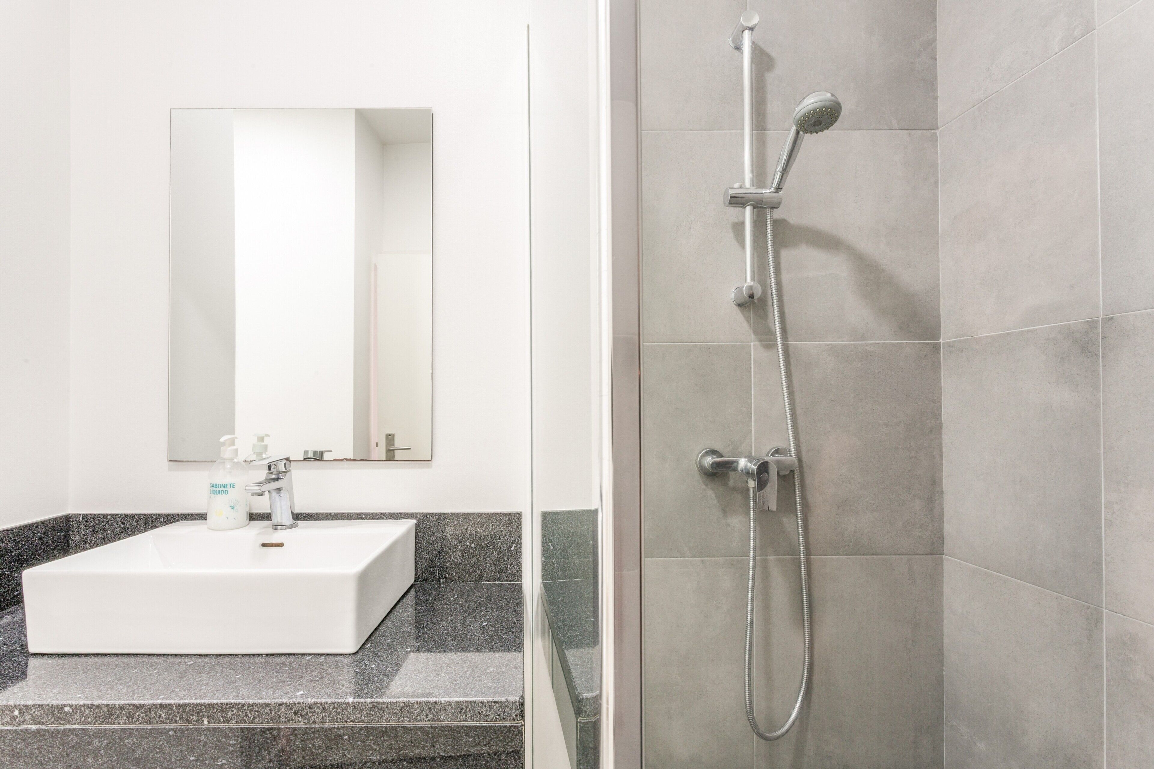 Een douche, een haardroger, handdoeken