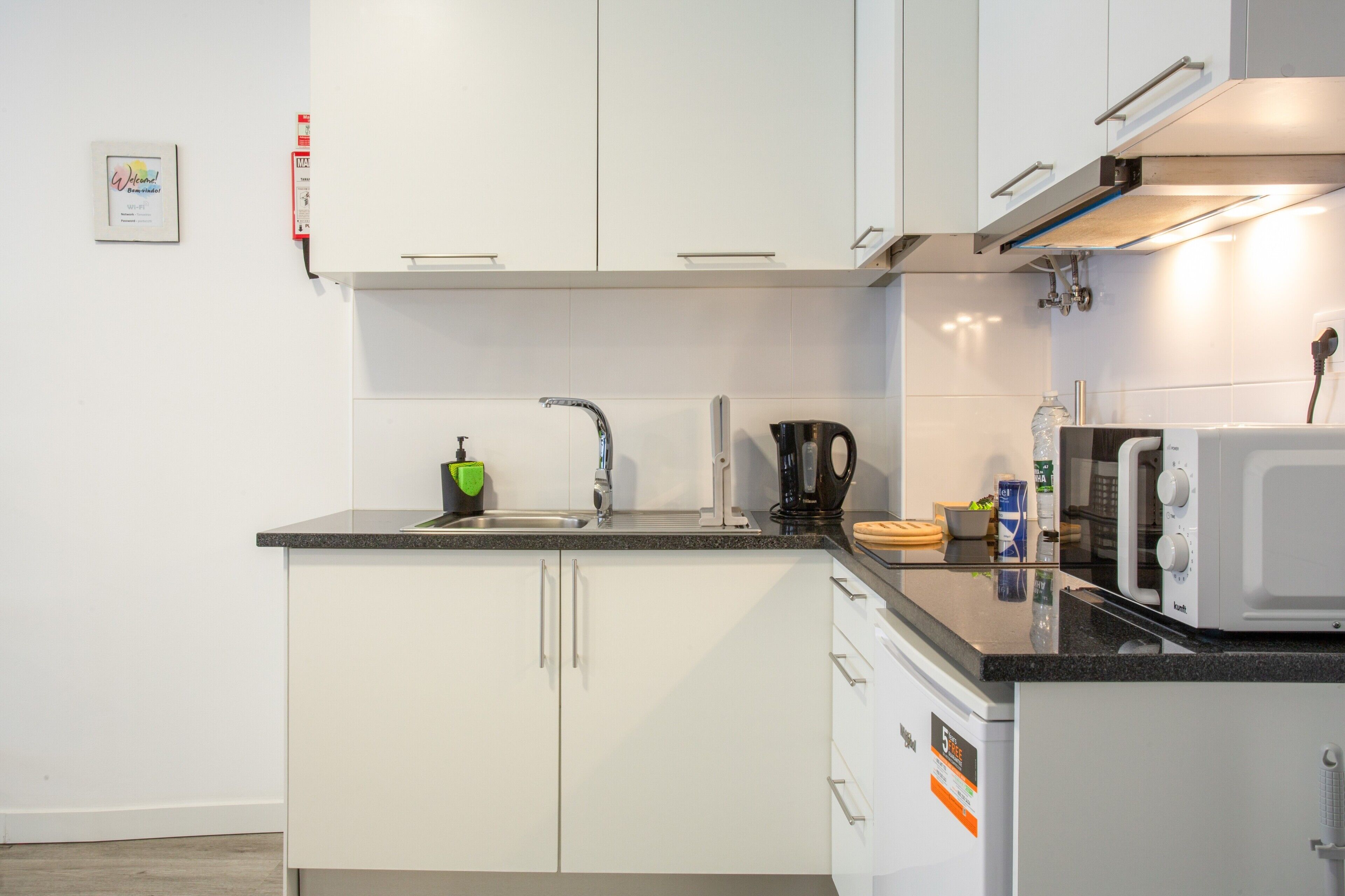 Réfrigérateur, micro-ondes, plaque de cuisson, bouilloire électrique