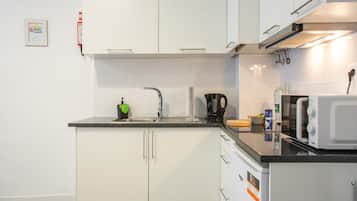 Frigorífic, microones, placa de cuina i bullidora elèctrica