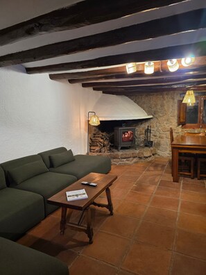 Una televisión, una chimenea, una mesa de tenis de mesa