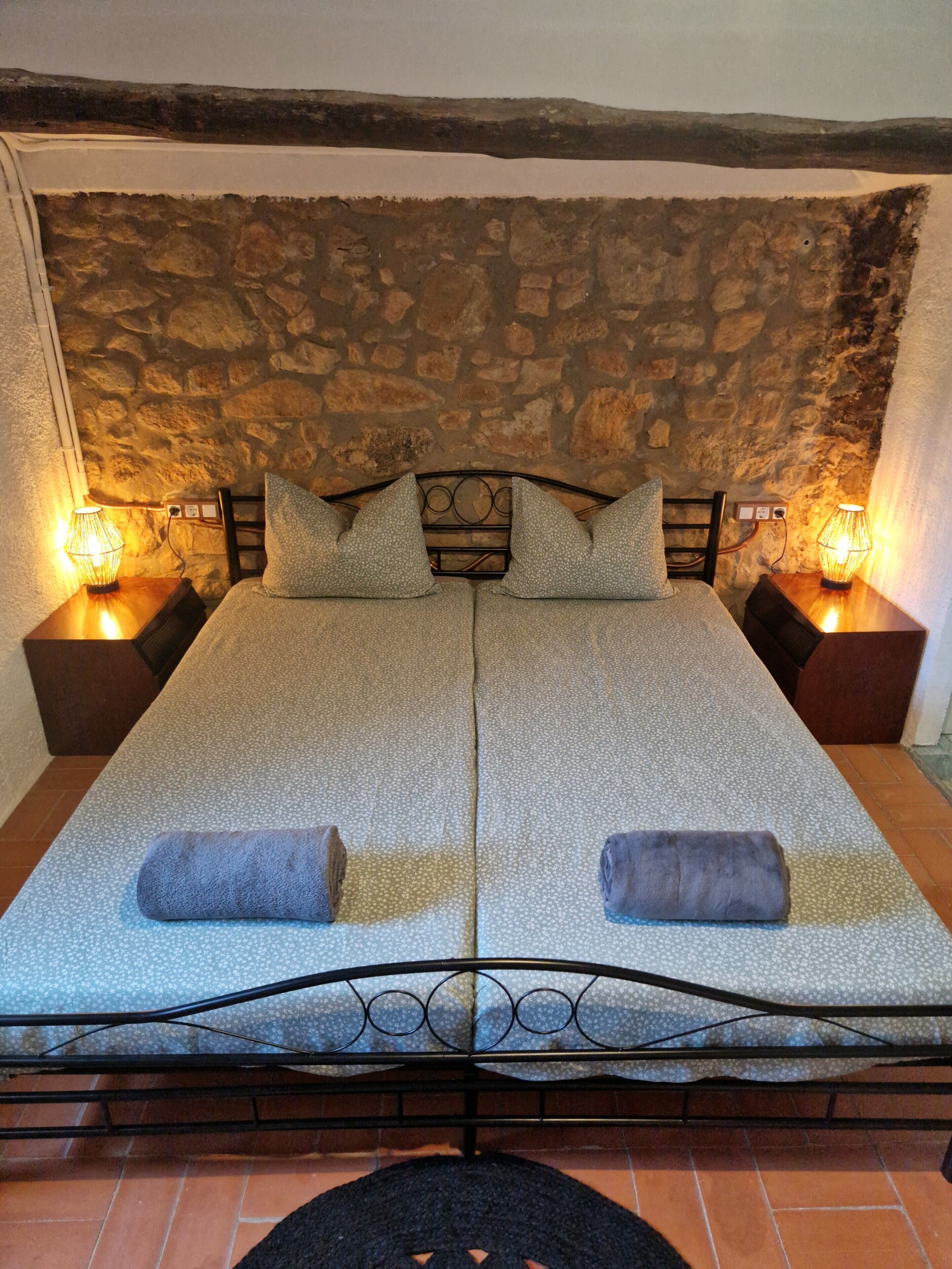 Tabla de planchar con plancha, wifi, ropa de cama