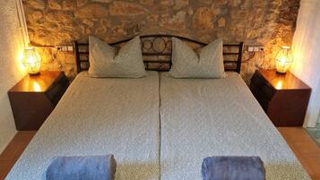 Tabla de planchar con plancha, wifi, ropa de cama
