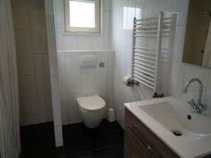 House | Bathroom - Holiday Home in Dordrecht With Terrace (Dordrecht)