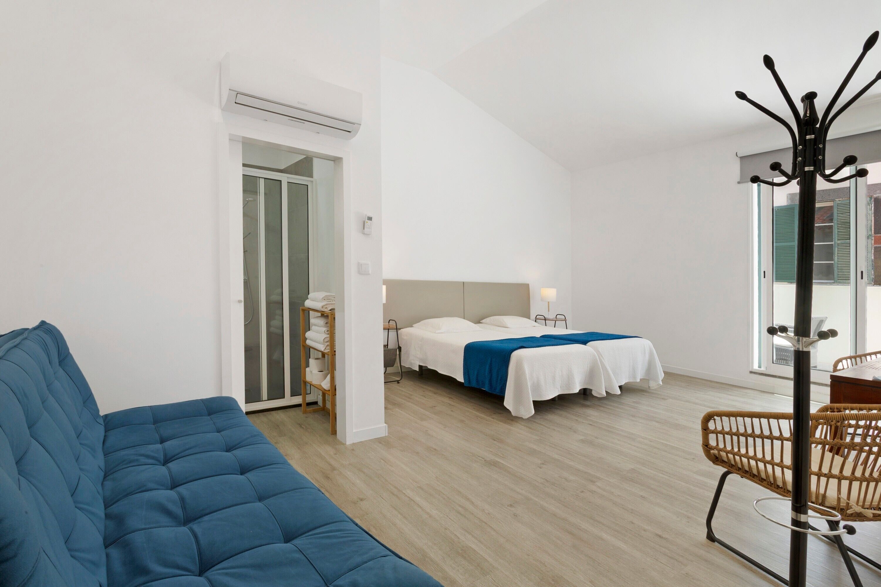 Planxa i posts de planxar, wifi i roba de llit 