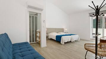 Planxa i posts de planxar, wifi i roba de llit