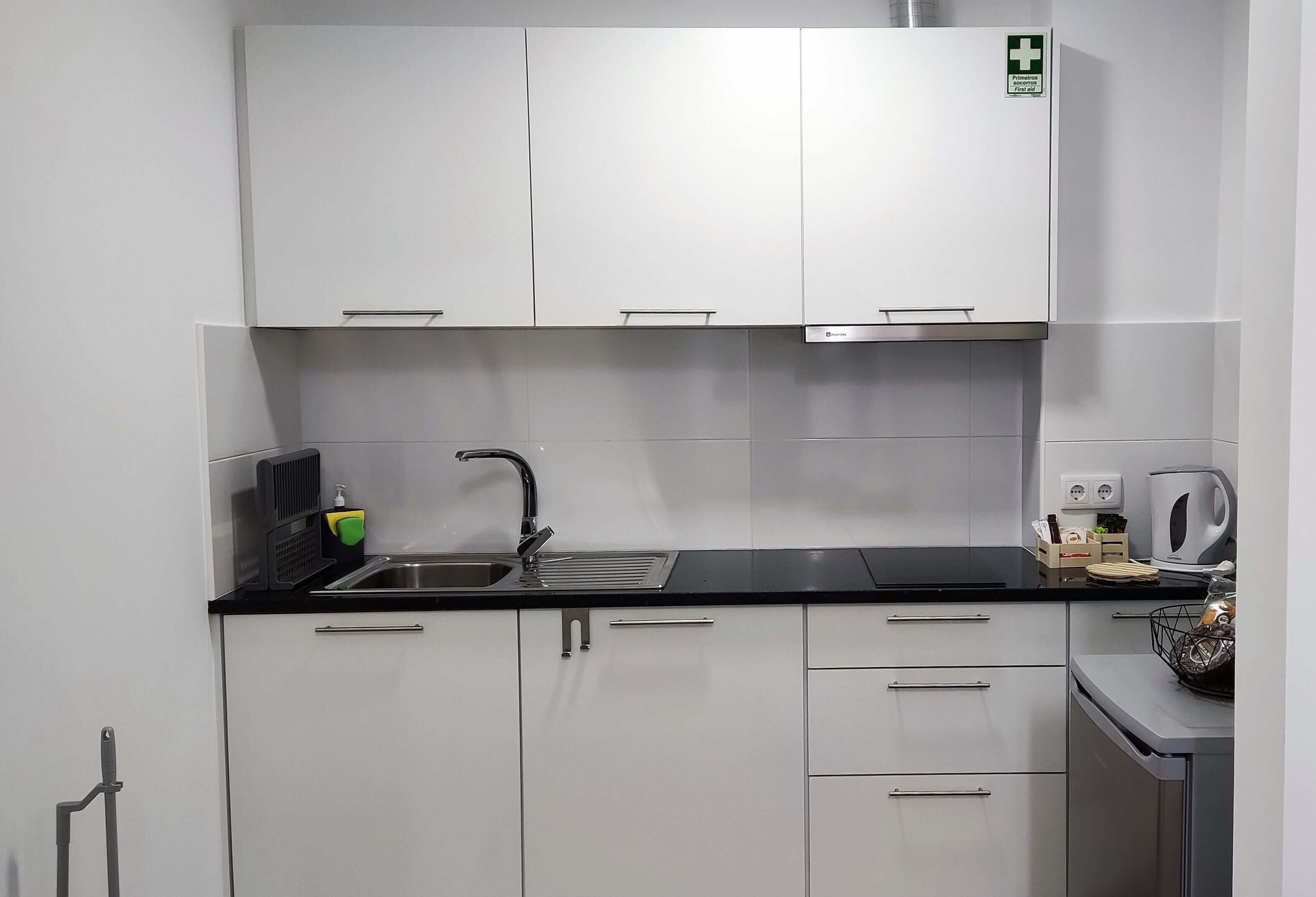 Réfrigérateur, micro-ondes, plaque de cuisson, bouilloire électrique