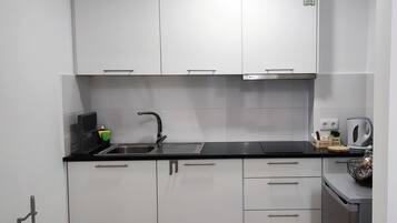 Réfrigérateur, micro-ondes, plaque de cuisson, bouilloire électrique