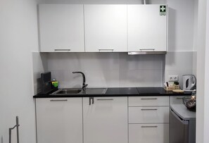 Kühlschrank, Mikrowelle, Herdplatte, Wasserkocher