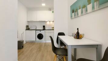 Frigorífic, microones, placa de cuina i bullidora elèctrica