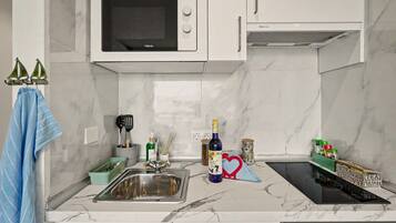 Geladeira, micro-ondas, fogão, cooktop