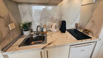 Een koelkast, een magnetron, een oven, een kookplaat