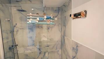 Een douche, handdoeken