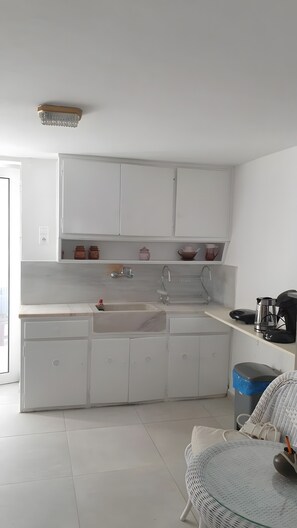 Geladeira, fogão, cooktop, cafeteira/chaleira