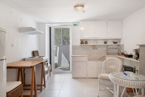 Fridge, oven, stovetop, coffee/tea maker