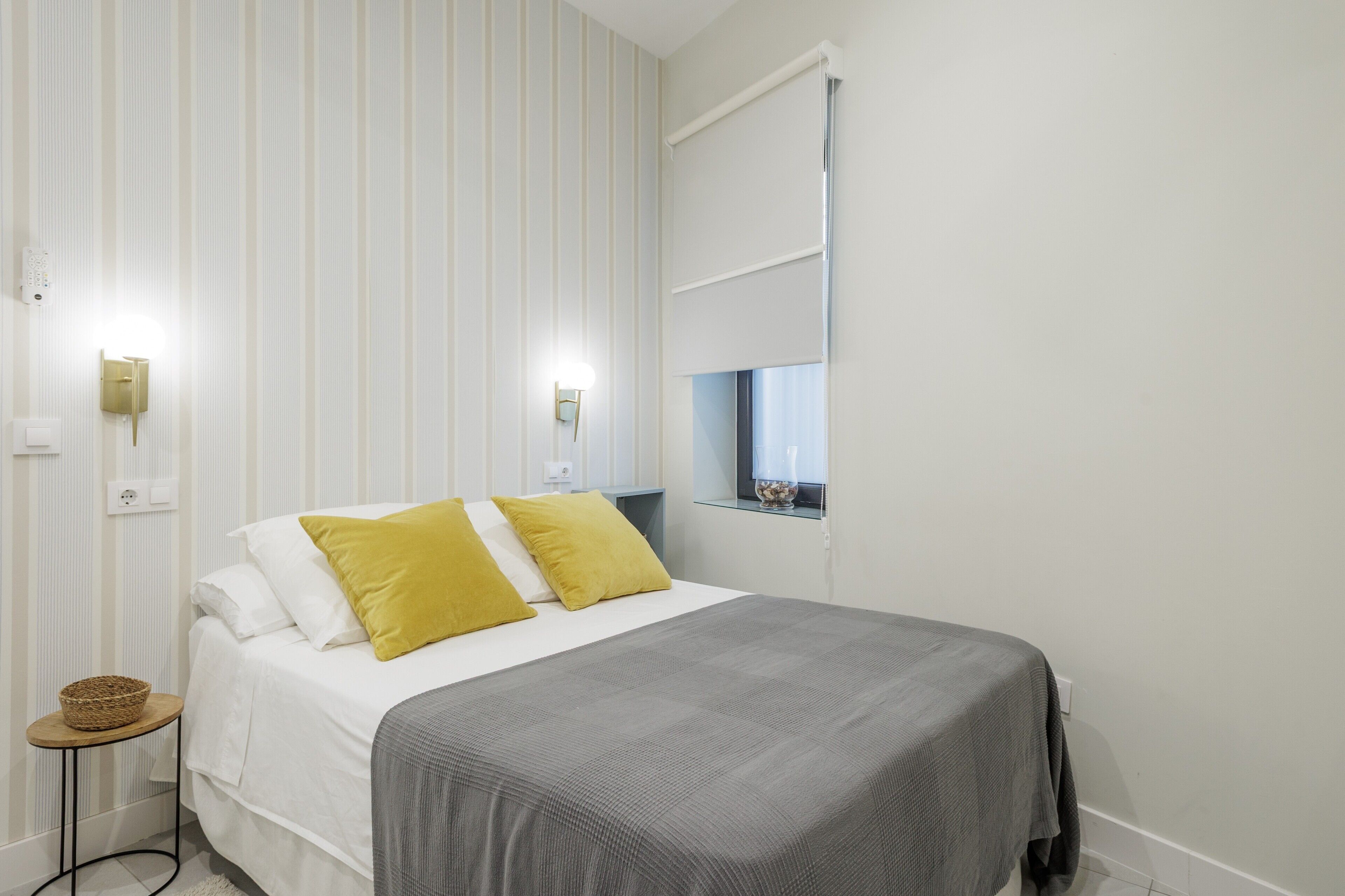 Tabla de planchar con plancha, wifi y ropa de cama 